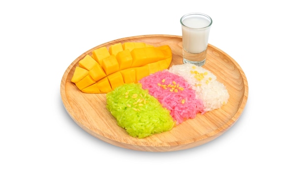 写真 白い背景のタイのデザートで3色の粘着米と熟したマンゴー