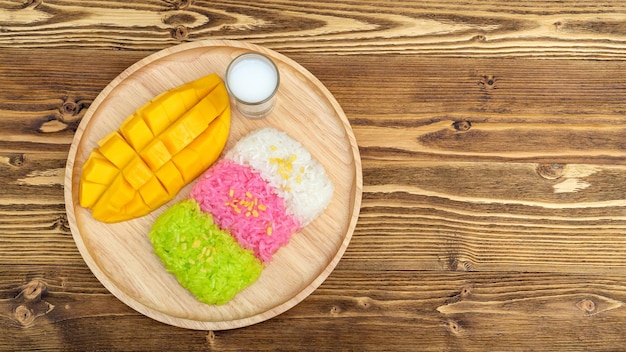 Photo three colors of sticky rice and ripe mango thai dessert