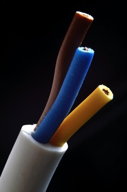 Трехжильный электрический кабель с коричневой, синей и желтой изоляцией. макрос
