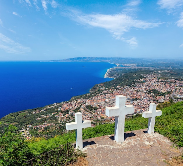 Foto tre croci sulla sommità del monte sant'elia