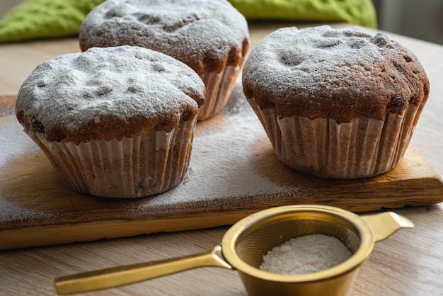 Foto primo piano di tre cupcakes con zucchero a velo