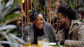 Photo three diverse friends laughing and enjoying each others company over drinks at a restaurant