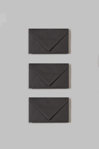 コピースペースのある灰色の背景に3つの封筒