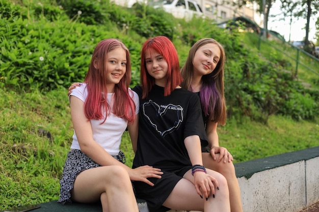 写真 z 世代の 10 代の少女のファッショナブルな 3 人の友人が、放課後にリラックスして楽しんでいます