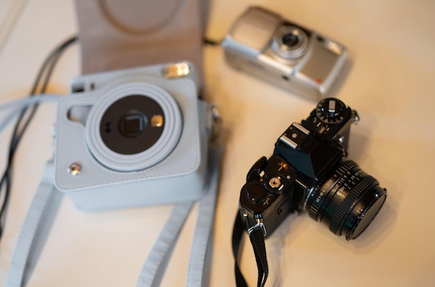 写真 レンズ付きの 3 つのフィルムの古いプロ用カメラ