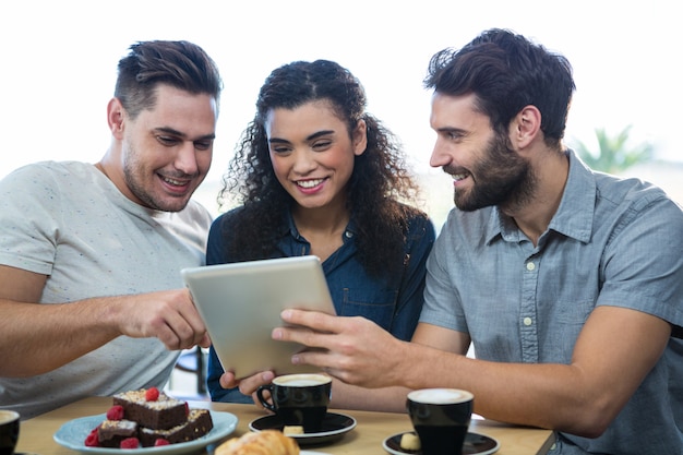 デジタルタブレットを使用して3人の友人