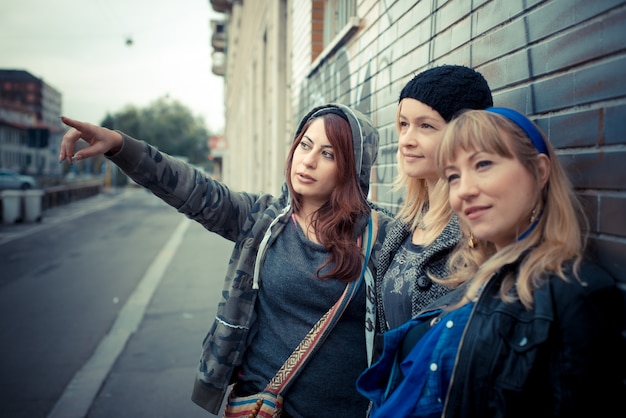 3人の友人の女性