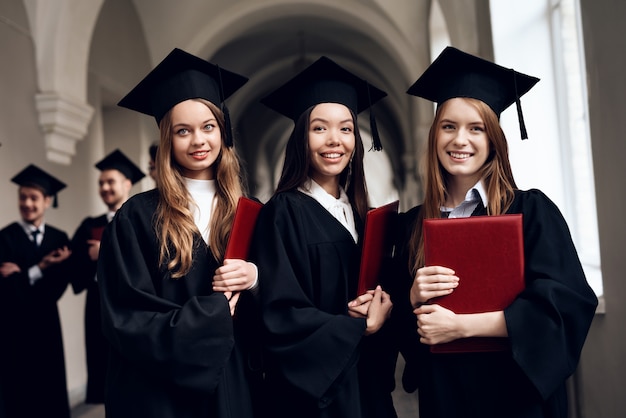 3人の女の子が大学でカメラのためにポーズをとっています。