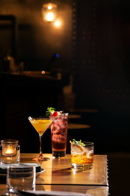 Photo three glass of cocktail serve on bar table