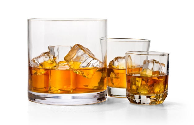 Tre bicchieri di whisky isolati su bianco
