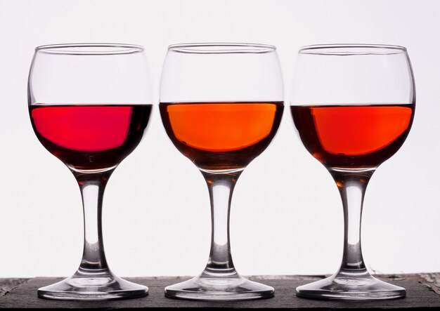 Foto tre bicchieri di vino