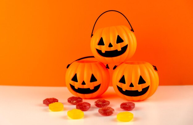 Три хэллоуинские тыквы с конфетами