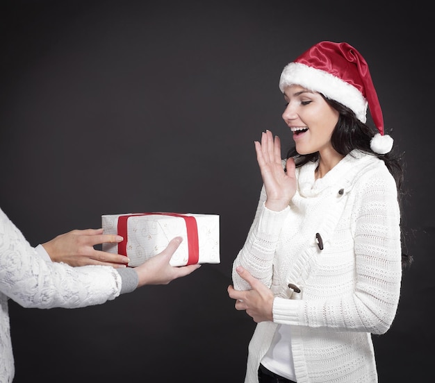 写真 クリスマスとサンタクロースの衣装を着た3人の幸せな少女