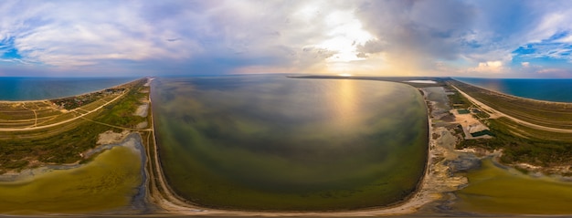 暑い夏の晴れた日の湖と海岸沿いの田園地帯の360度のパノラマ