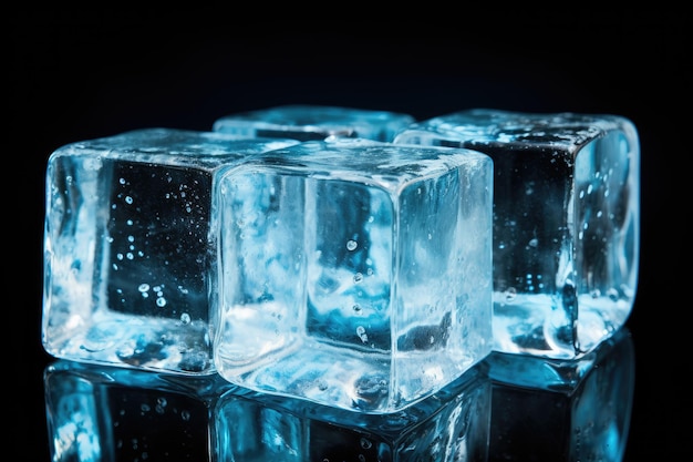 3つの氷の立方体が並んでいます この写真では光を反射する透明で固体の氷の積み重ねが滑らかな表面に並んでいます