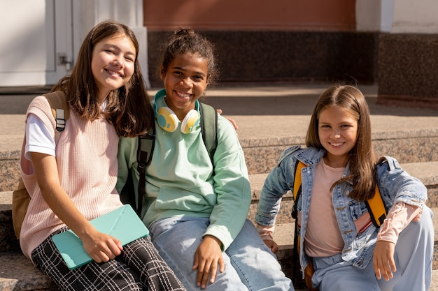 写真 晴れた日を楽しんでいるカジュアルウェアの3人の楽しくてフレンドリーな女子学生