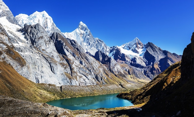 페루 Cordillera Huayhuash에있는 3 개의 석호