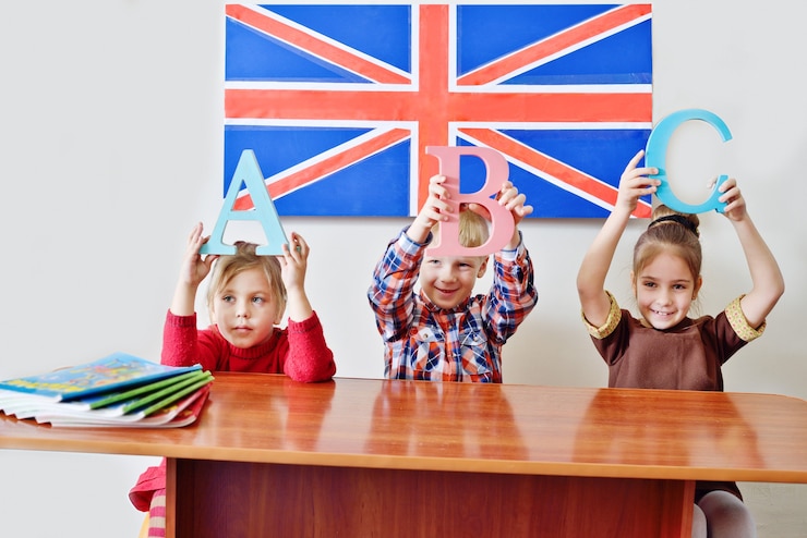 Photo three little children on the english lesson