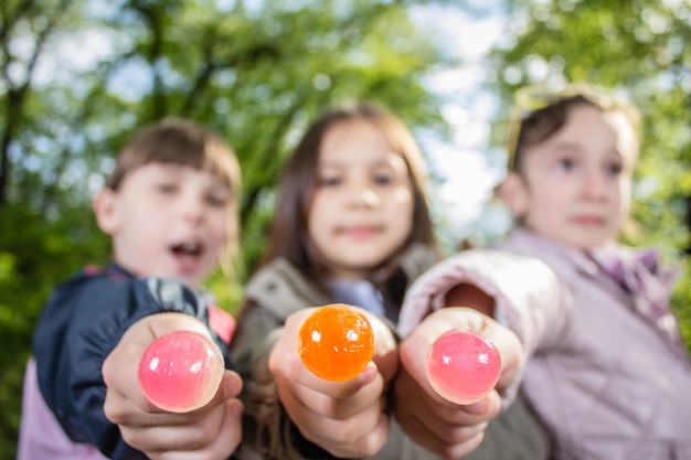 Foto tre bambine in possesso di lecca-lecca