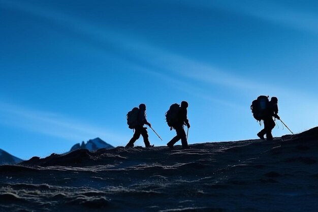 写真 背景に山がある丘を登る3人の男性