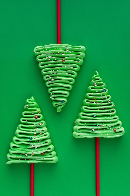 Three meringue trees in New Year's style on a green background.