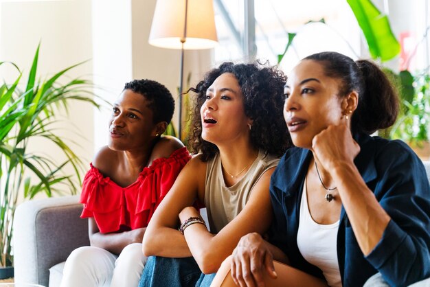 自宅で絆を深める 3 人の混血ヒスパニック系女性と黒人女性