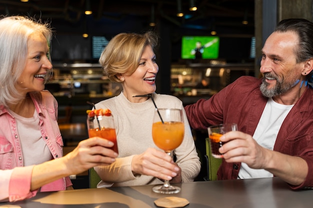 レストランで飲んでいる3人の年上の友人