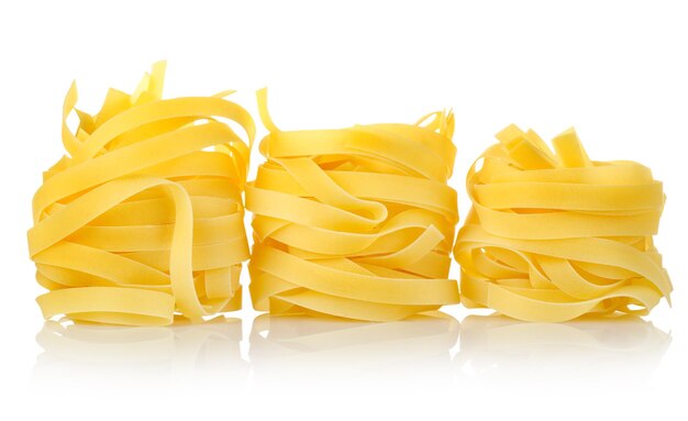 흰색 배경에 고립 된 3 개의 파스타 tagliatelle