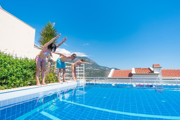 Foto tre persone sul bordo della piscina