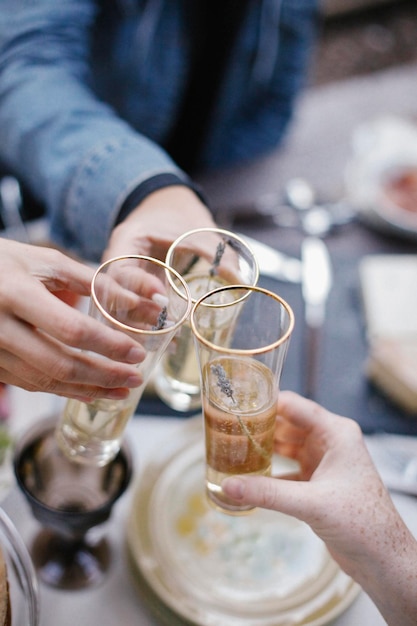 Photo three people making a toast clinking glasses