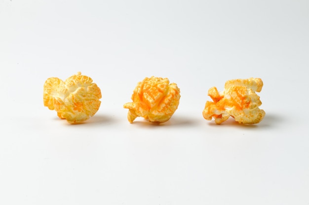 Photo three pieces of delicious popcorn on white