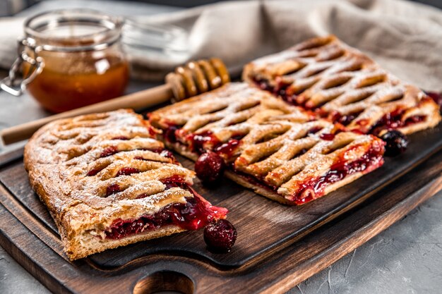 Tre pezzi di torta dolce con marmellata di frutti di bosco