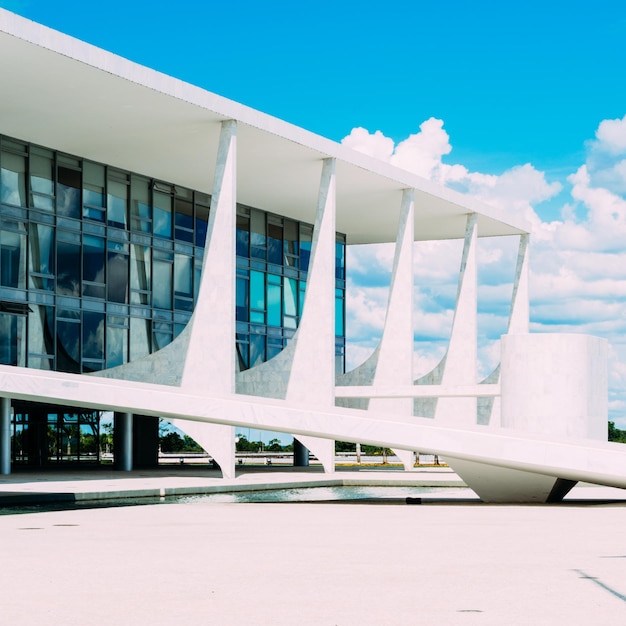 브라질 연방 수도인 팔라시오 두 플라날토(Palacio do Planalto)와 연방 대법원(Federal Supreme Court)의 상징적인 건물이 있는 브라질리아(Brasilia)의 삼권 광장(Three Powers Square)