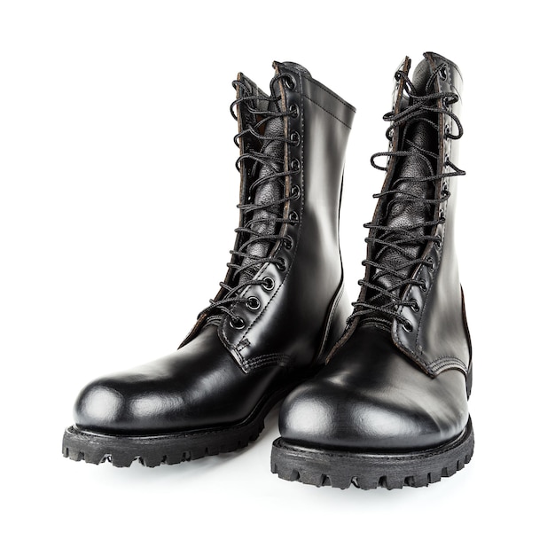 Вид спереди в три четверти на пару черных кожаных 10-дюймовых новых черных боевых ботинков с подошвой для лодыжек, изолированных на белом фоне