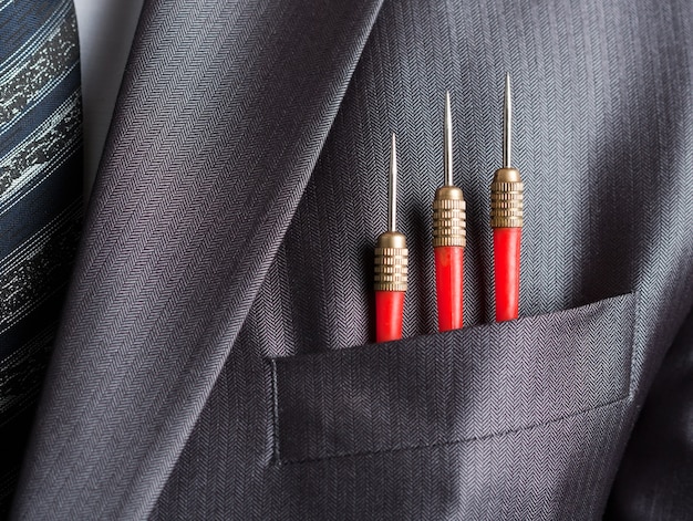 Фото Три красных дротика в кармане костюма бизнесмена