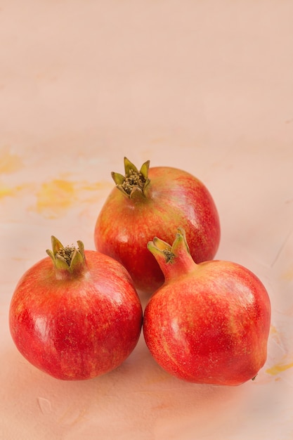 3 개의 빨간 잘 익은 석류 선택적 포커스, 복사 공간입니다.