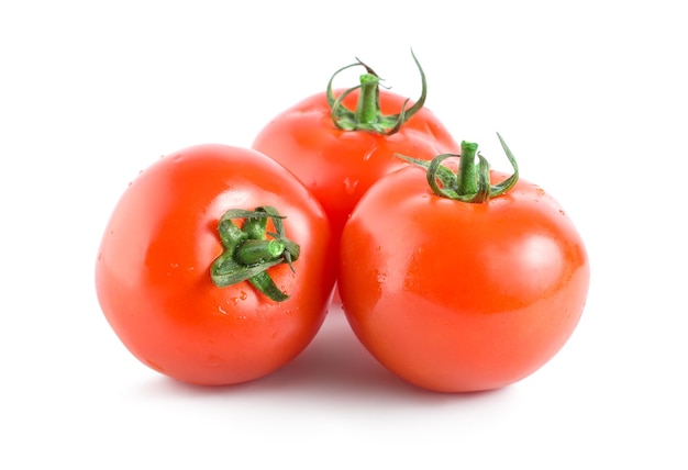 Tre pomodori rossi isolati su sfondo bianco