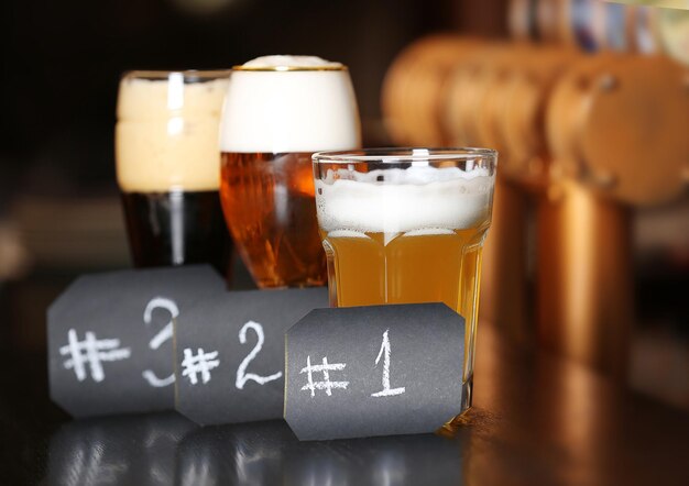 写真 バーでのビールの 3 つのサンプリング グラス