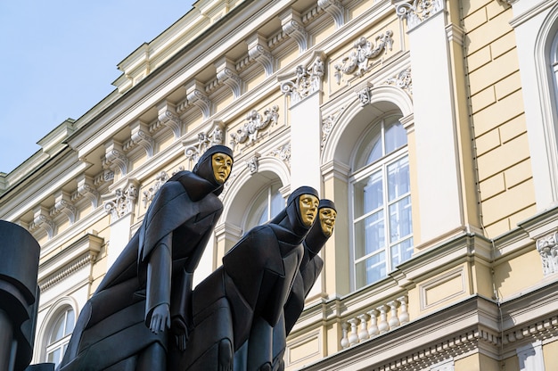 Foto le tre statue con la maschera d'oro a vilnius