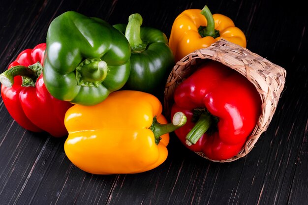 Tre peperoni dolci su un tavolo di legno, cucina insalata di verdure