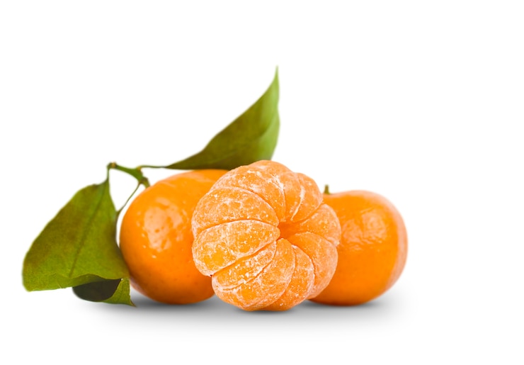 Photo three tangerines with leaves on isolated white background