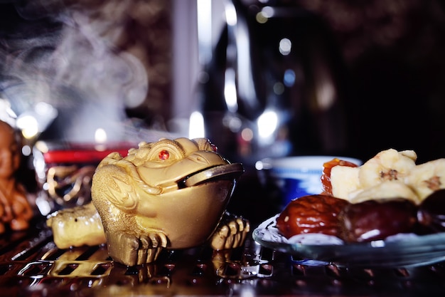 A three-toothed tea toad with a coin in his mouth is a symbol of wealth and well-being. tea ceremony