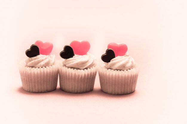 Photo three valentines cupcakes in a row