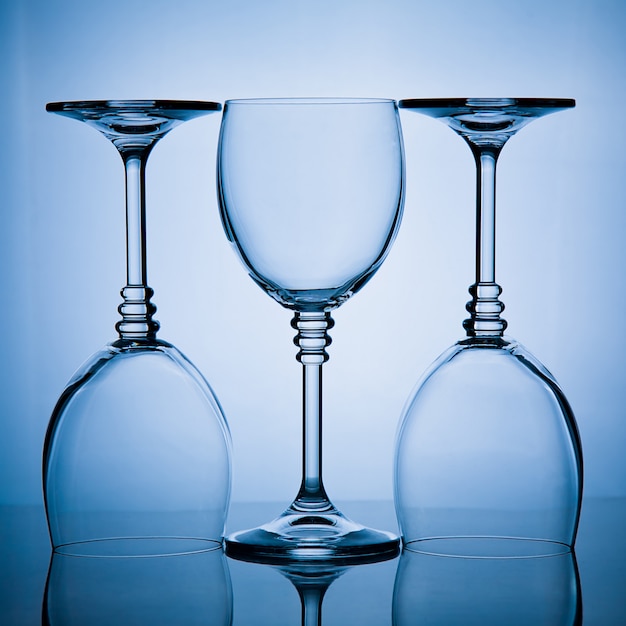 写真 行の3つのワイングラス
