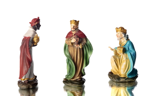 I tre saggi. figure in ceramica isolate su sfondo bianco