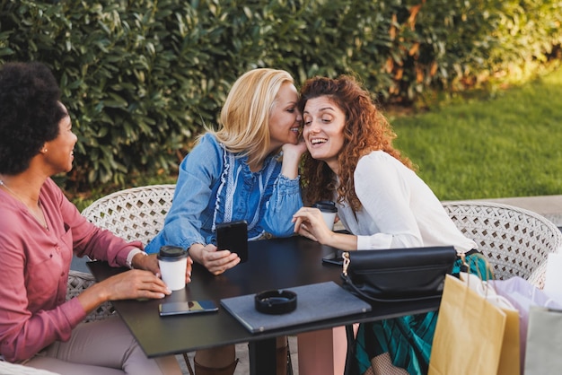 Foto tre donne in un caffè dopo aver fatto la spesa