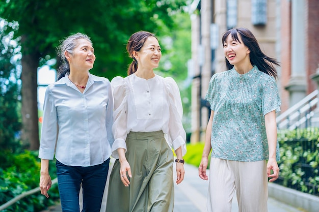 世代の異なる3人の女性