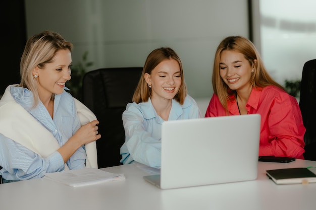 사무실에서 함께 일하는 세 명의 여성 팀워크 개념