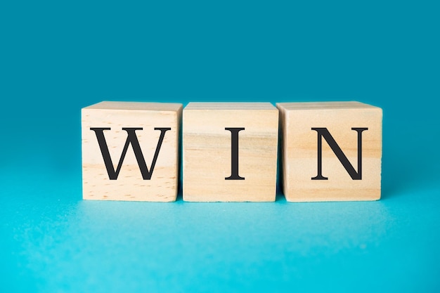WIN이라는 단어가 새겨진 3개의 나무 블록
