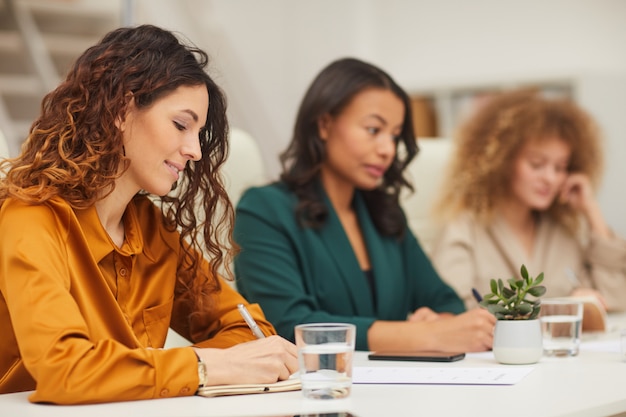 Foto tre giovani donne di affari che lavorano